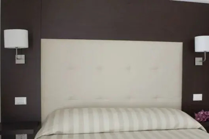 Room 2 of 10