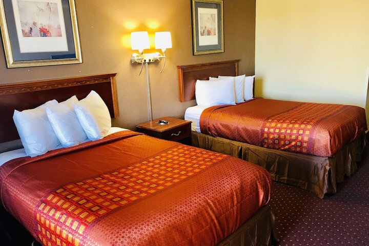 1 Queen Bed (1 of 5)