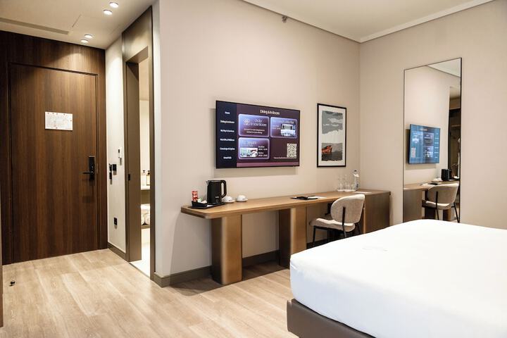 Room 8 of 176