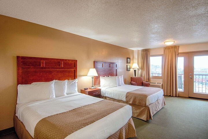 2 Queen Beds (14 of 15)