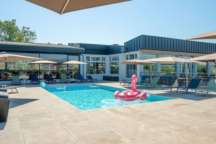 Hotel Pool