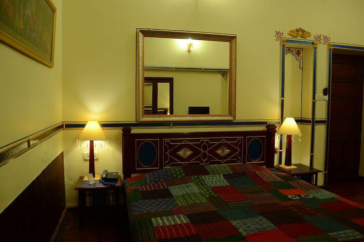 Room 16 of 38