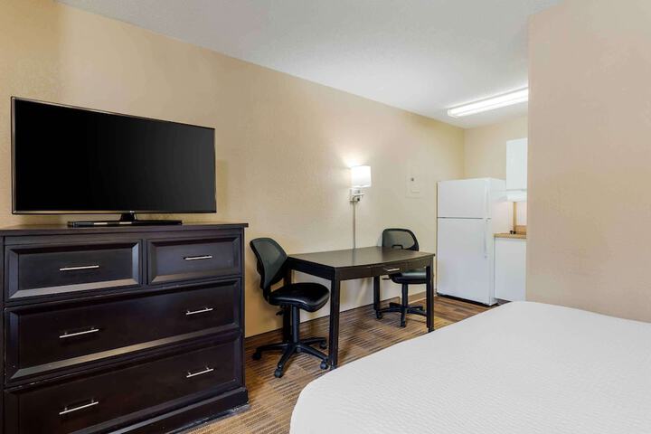 Studio Queen Bed (4 of 9)