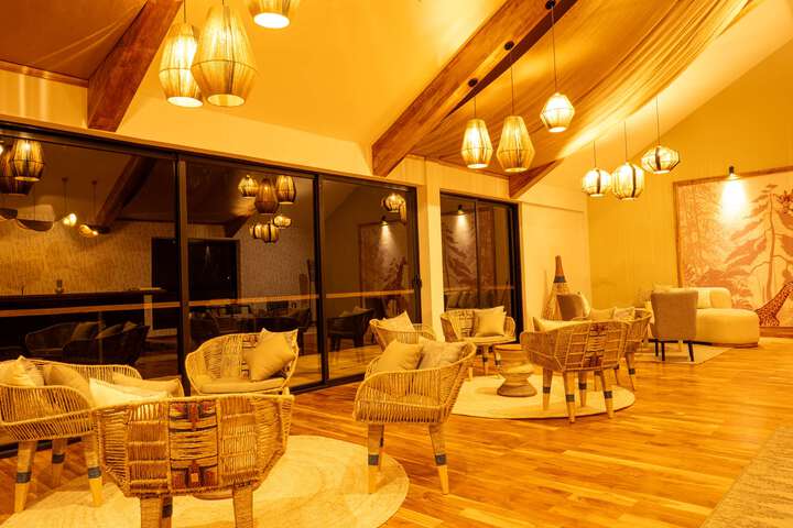 Lounge 18 of 19