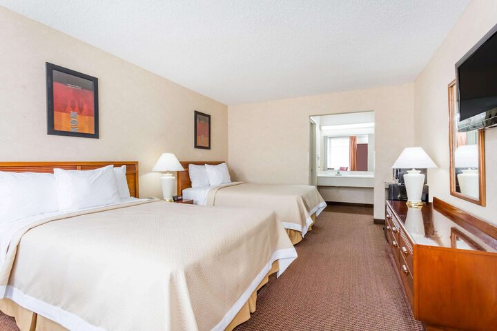 2 Queen Beds (2 of 14)