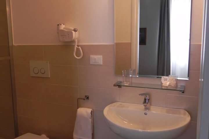 Room 9 of 18