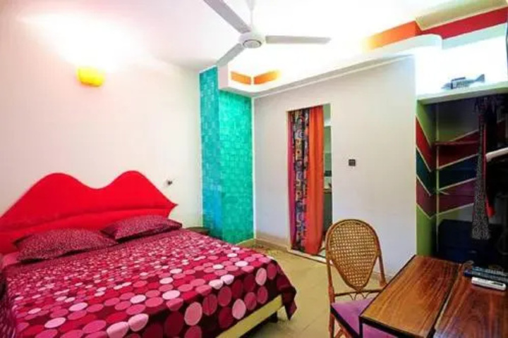 Room 6 of 18