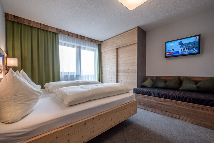 Room 16 of 102