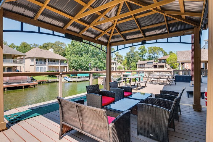 Beautiful Montgomery Home w / Lakefront Deck!