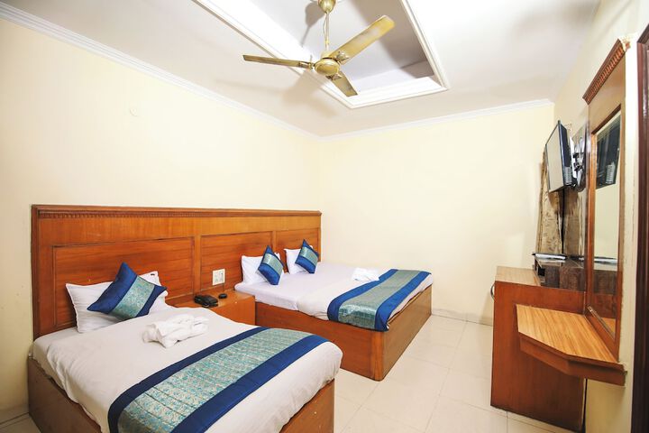 Room 6 of 12