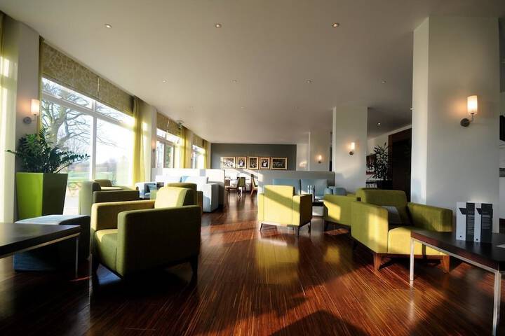 Lounge 27 of 42