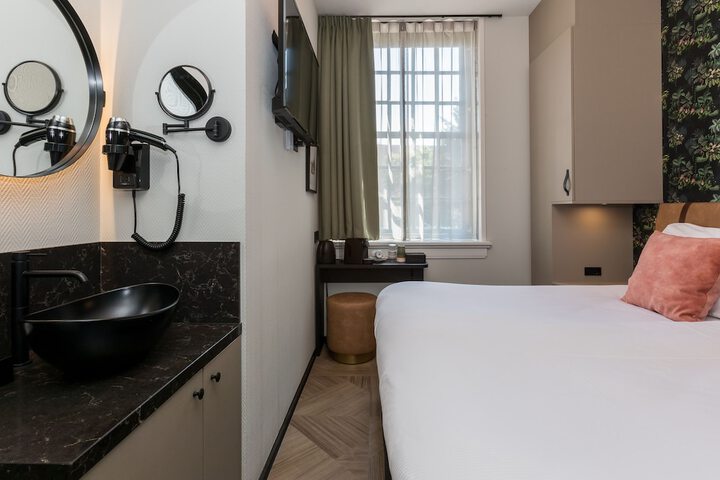 Room 4 of 97