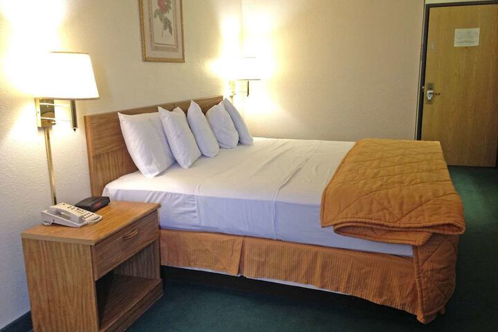 1 King Bed (1 of 7)