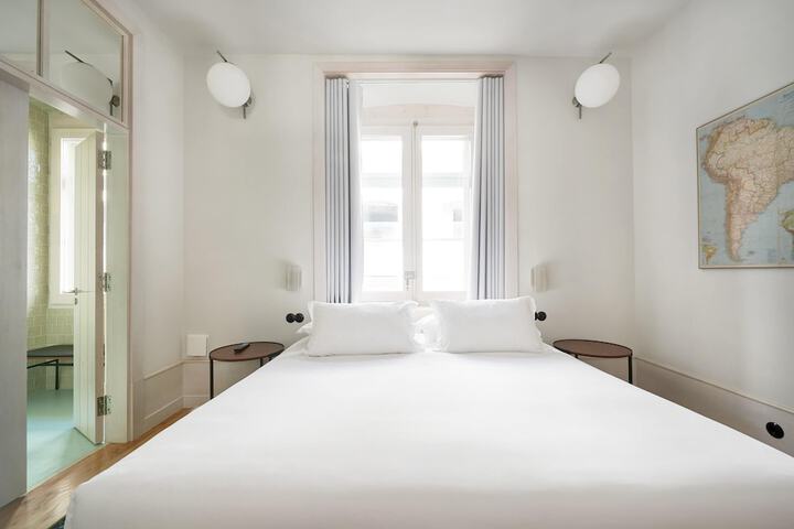 Room 2 of 65