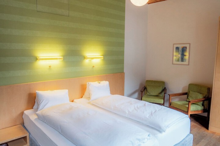 Room 4 of 27