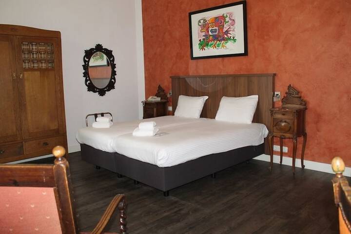 Room 12 of 48