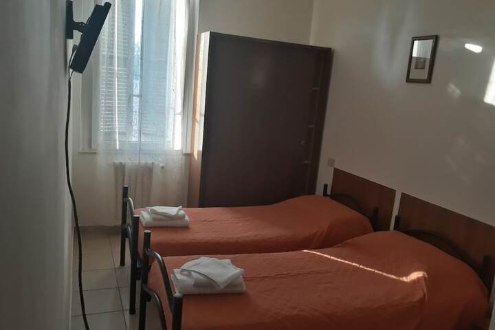 Room 9 of 16