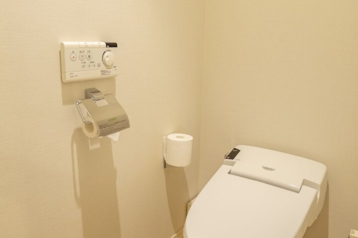 Room 11 of 38