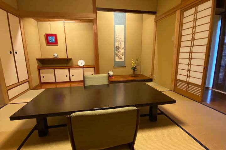 Room 8 of 83