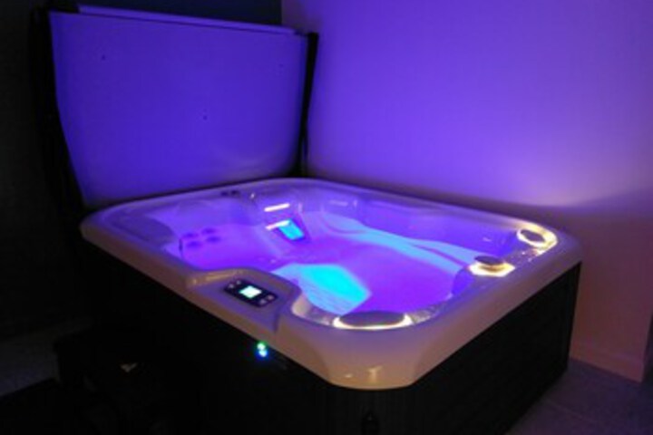 Hot Tub 6 of 14