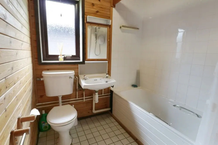 Room 6 of 12