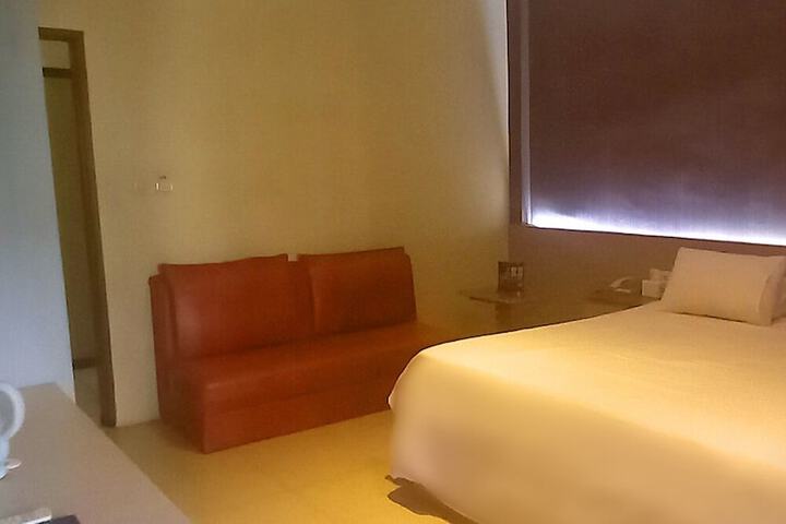 Room 4 of 11