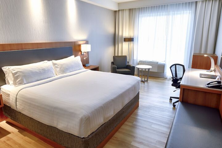 1 King Bed (2 of 12)