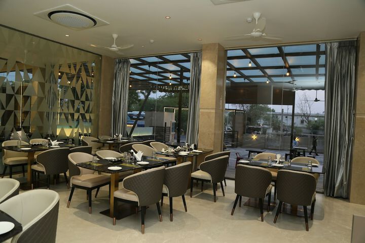 Dining 13 of 17