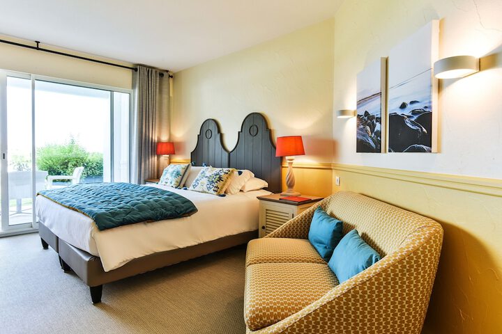 Room 4 of 104