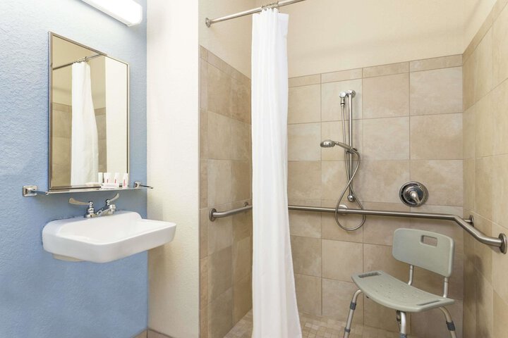 1 Queen Bed Accessible Room (7 of 21)