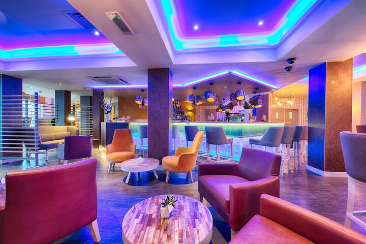 Lounge 51 of 68