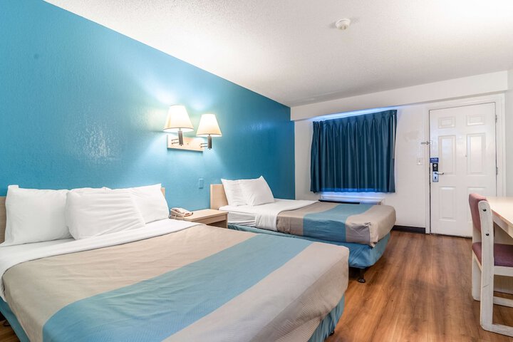 1 Double Bed (2 of 6)