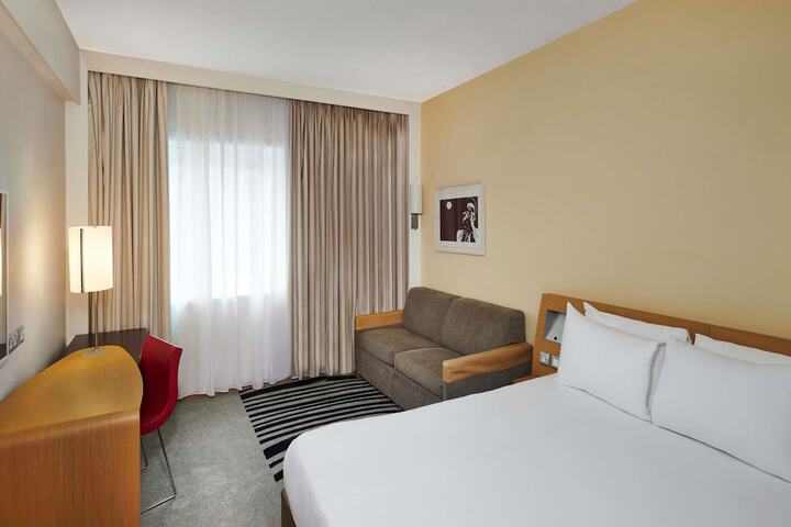 Room 8 of 100