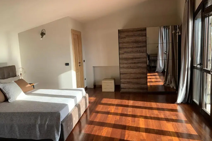 Room 5 of 17