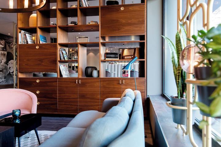 Lounge 29 of 54