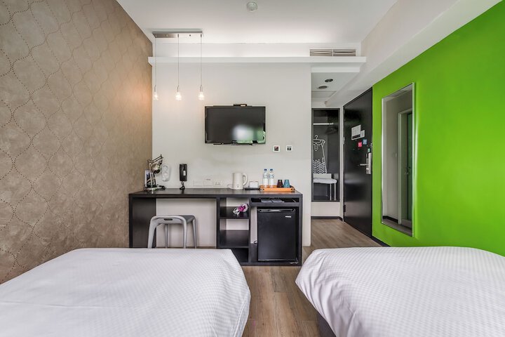 Room 12 of 93