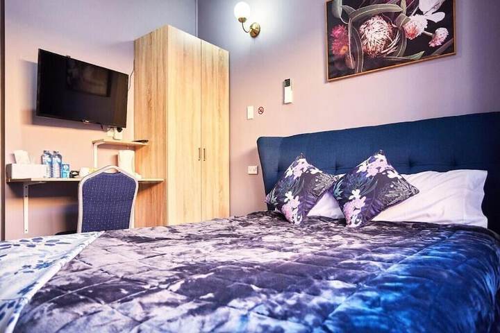 Room 6 of 28