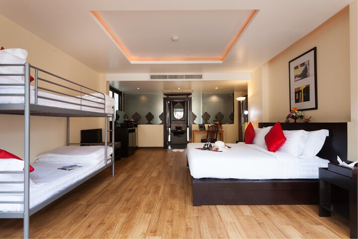 Room 4 of 166