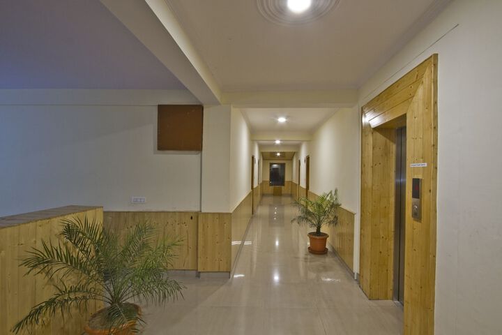 Ballroom/Hall 38 of 43