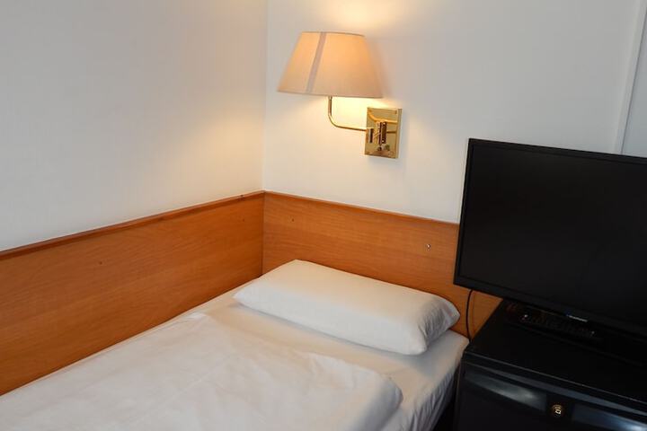 Room 28 of 54