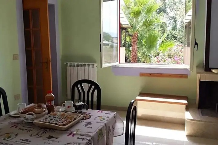 Room 2 of 10