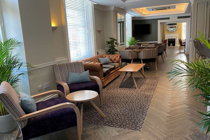 Lounge 54 of 59