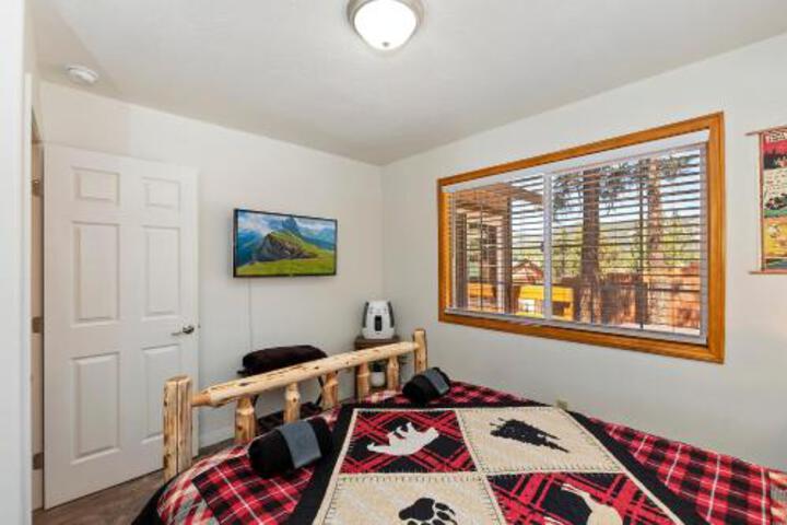 DoorMat Vacation Rentals Bear Cub Cottage HOT TUB in Big Bear City, CA