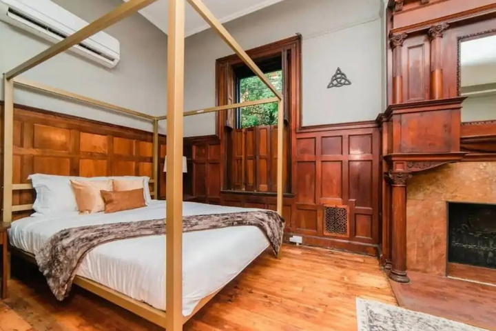 Room 2 of 10
