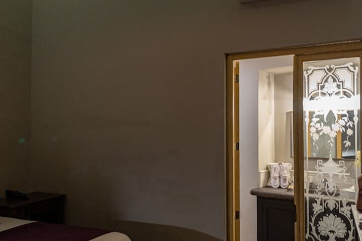 Room 8 of 74