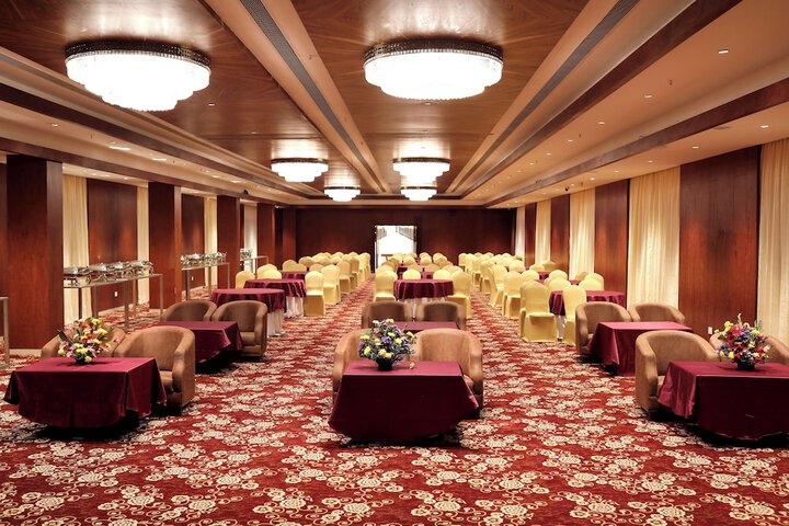 Ballroom/Hall 71 of 94