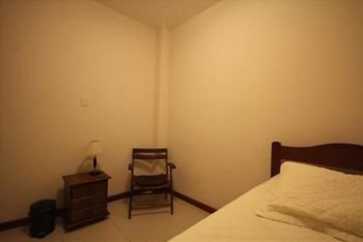 Room 10 of 32