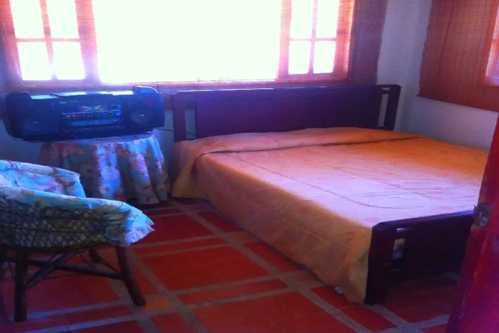 Room 4 of 9