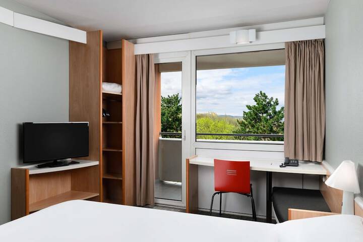Room 3 of 61