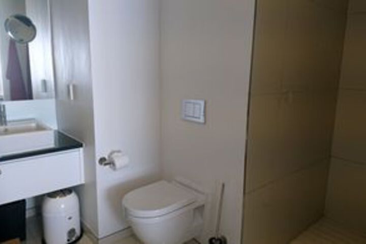 Room 4 of 18